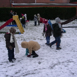 spelen in de sneeuw